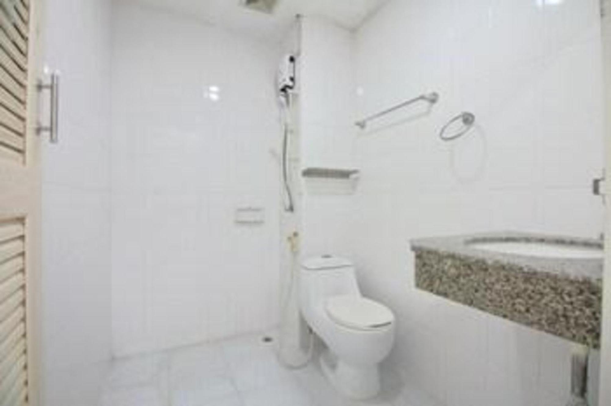 Super Oyo 498 Ladawan Villa Bangkok Esterno foto