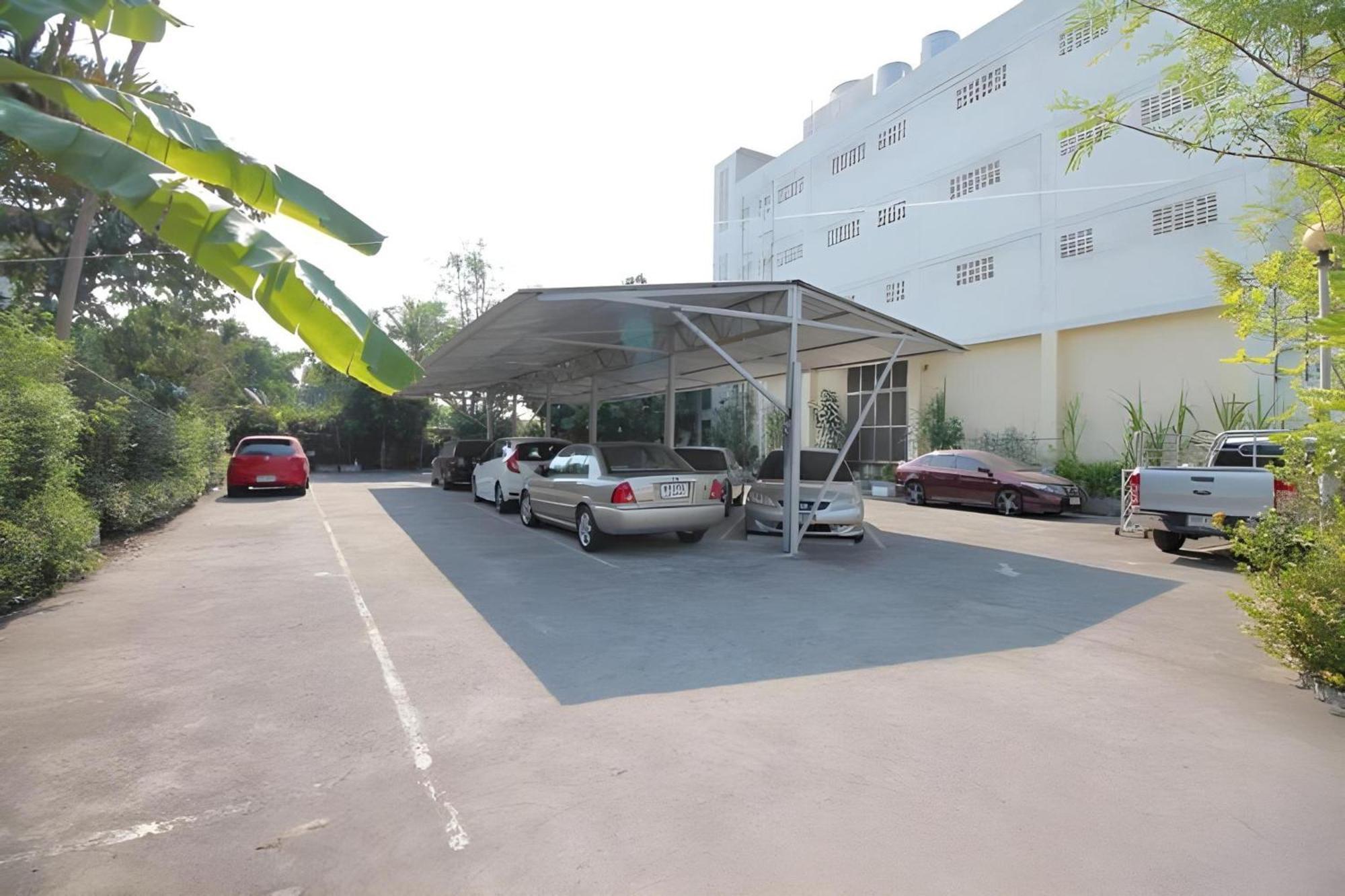 Super Oyo 498 Ladawan Villa Bangkok Esterno foto