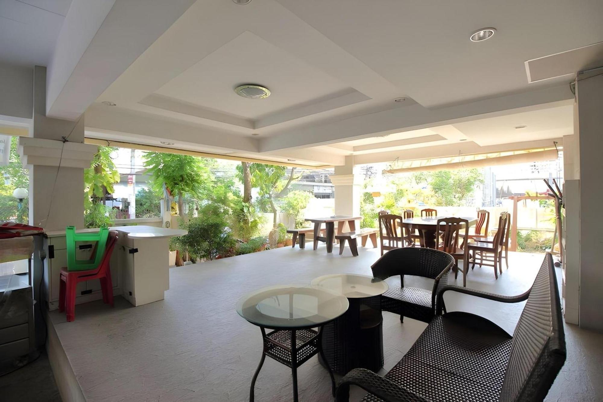 Super Oyo 498 Ladawan Villa Bangkok Esterno foto